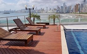 Kitnet em Prédio com Vista Mar